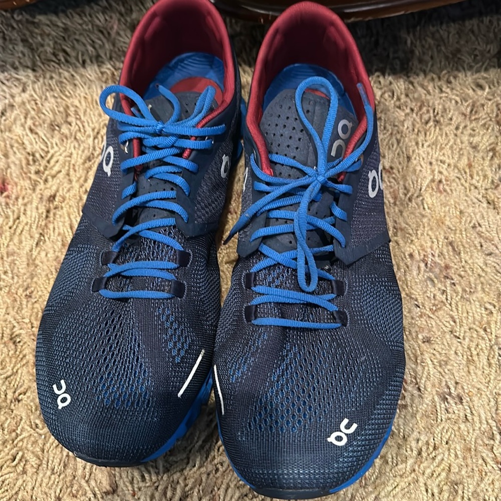 Men size 11 on cloud running shoes in excellent condition